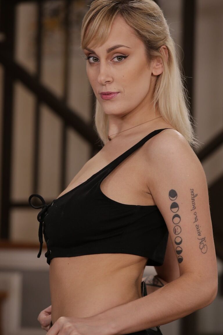 17P La elegante rubia vestida de negro Maxim Law muestra sus tetas naturales en las escaleras