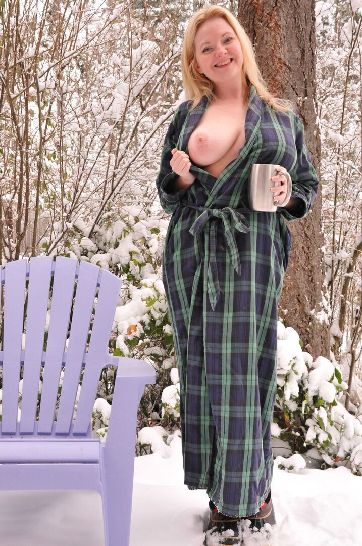 15P Mulher madura Tasty Trixie expõe grandes coisas naturais ao ar livre durante o inverno