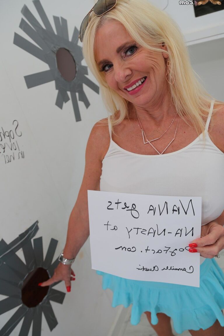 21P MILF Cammille Austin muestra sus tetas calientes antes del sexo interracial en el Gloryhole