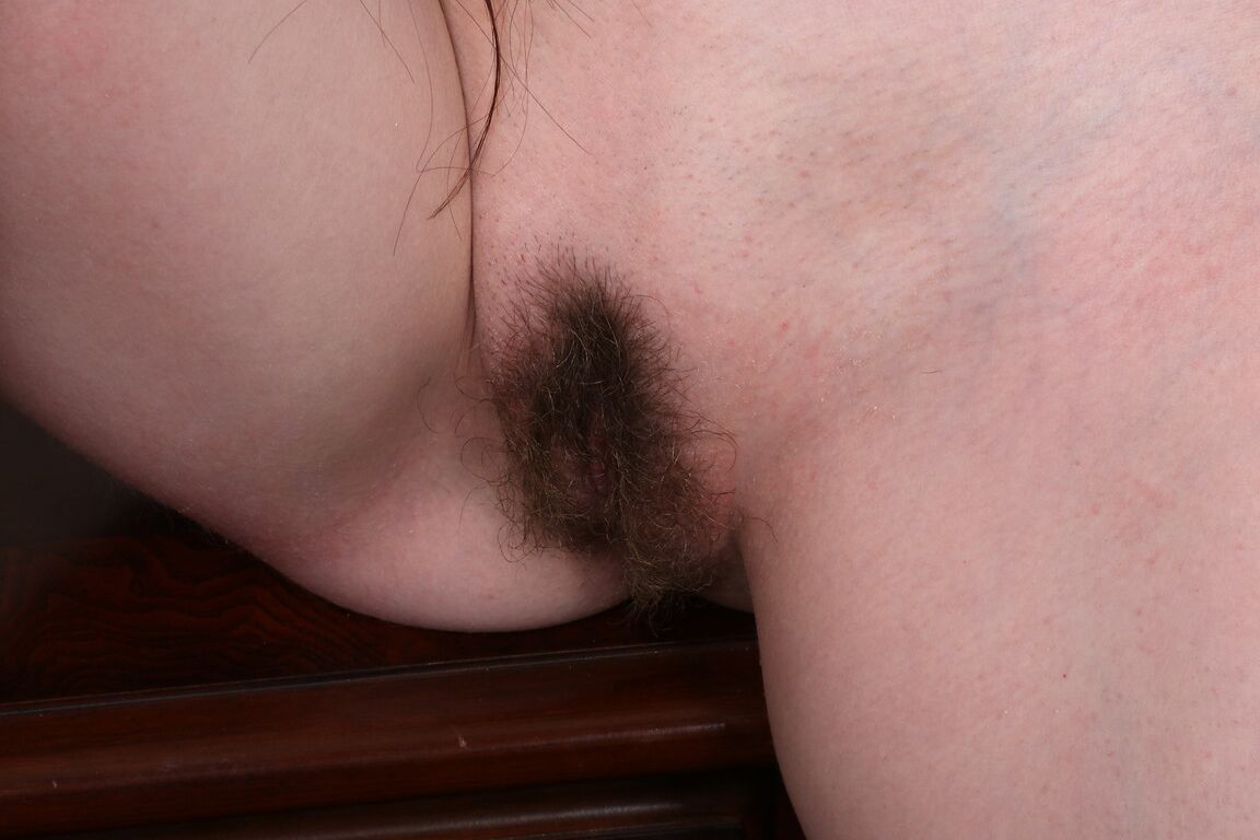 21P Aurora Jade, la oficinista vestida con lencería, se desnuda para mostrar su coño peludo