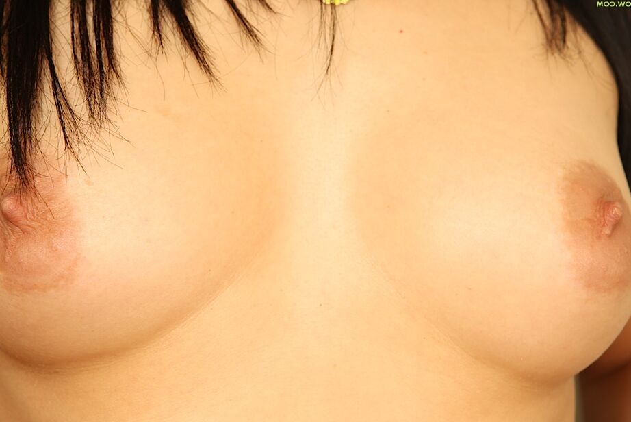 16P Gata morena peituda deslizando a roupa íntima sobre a bela bunda e descendo as pernas sensuais