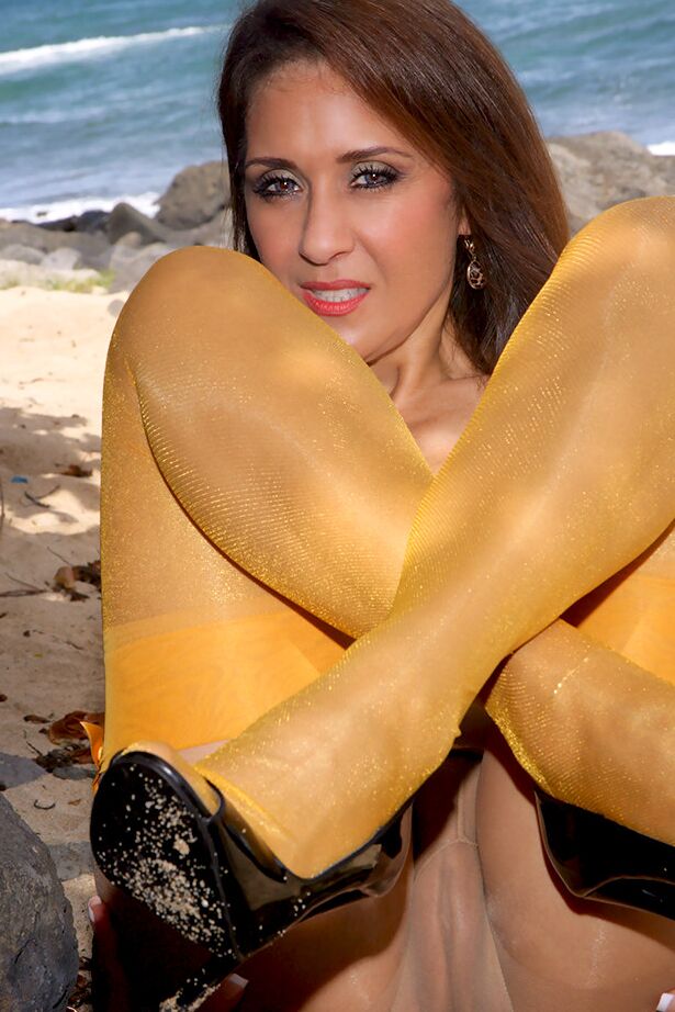 16P Roni is able to spread vagina and to masturbate in various places