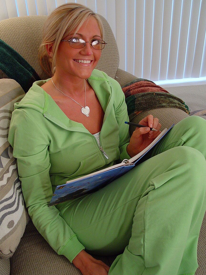 20P Tanned girl with glasses Spring Thomas changes the book to vibrating dildo