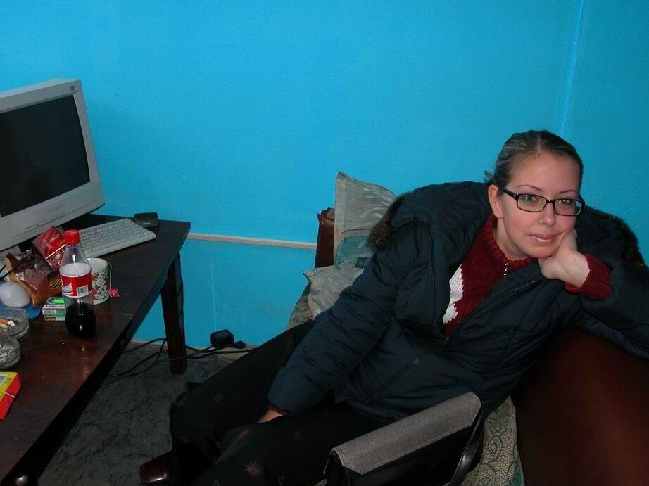 21P Amadora MILF de óculos leva dois tesões duros em seu regalo no chão