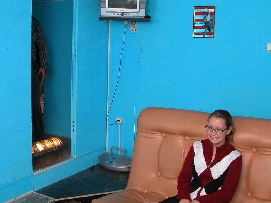 21P Amadora MILF de óculos leva dois tesões duros em seu regalo no chão