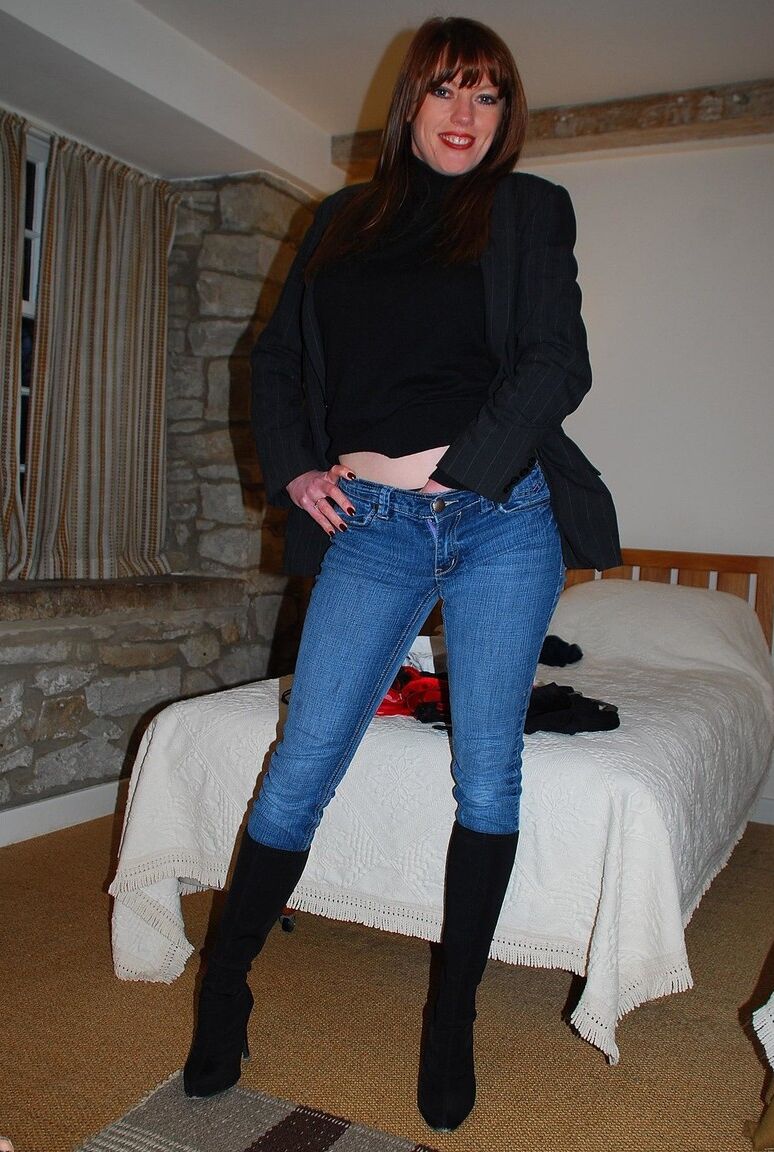 Die 18P sexy MILF Holly Kiss mit großen Titten zieht sich aus, um sich in schwarzen Strümpfen auf dem Tisch auszubreiten