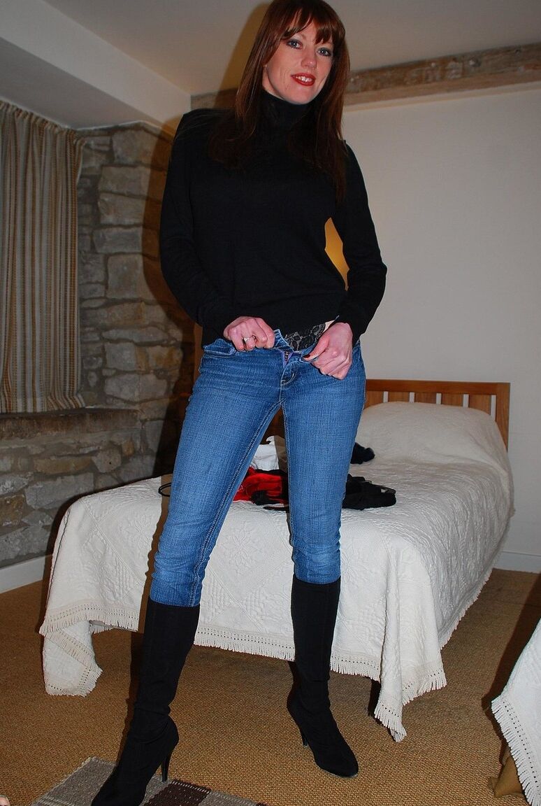 Die 18P sexy MILF Holly Kiss mit großen Titten zieht sich aus, um sich in schwarzen Strümpfen auf dem Tisch auszubreiten