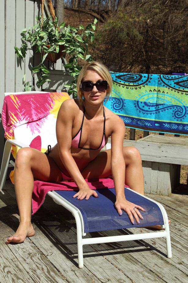 16P Heiße blonde Sonnenanbeterin entledigt sich ihres Bikinis für schlüpfriges Analspielchen im Freien