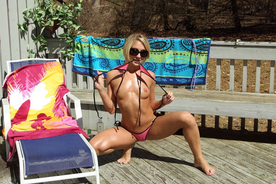 16P Heiße blonde Sonnenanbeterin entledigt sich ihres Bikinis für schlüpfriges Analspielchen im Freien