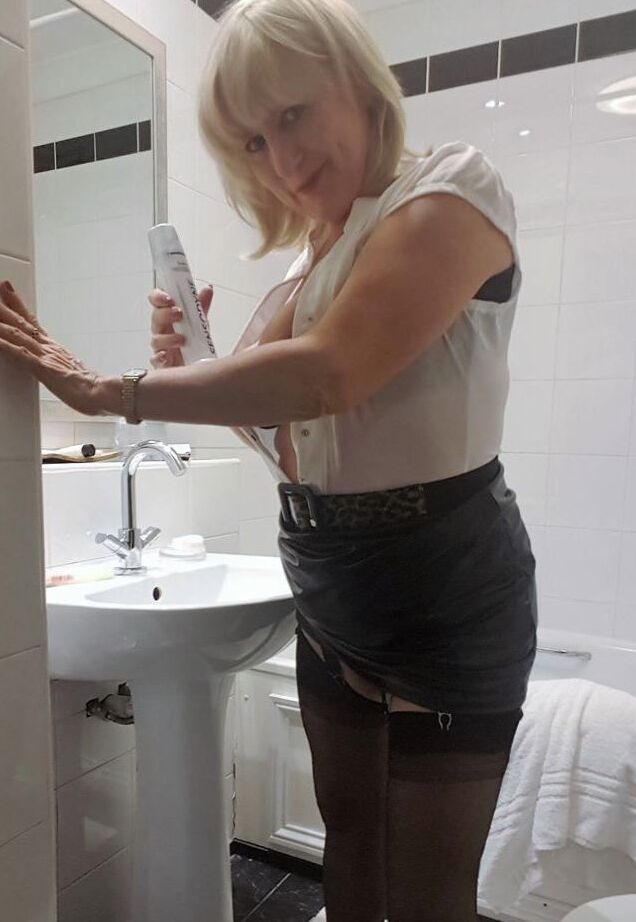 17P A loira madura Lorna Blu consola sua vagina enquanto usa meia-calça e salto alto