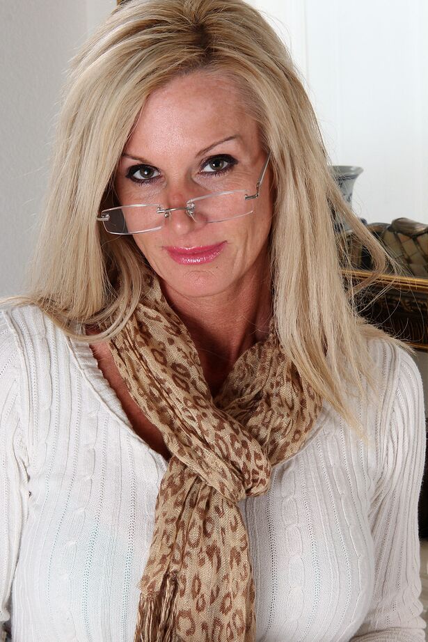 10P La sexy MILF rubia Ingrid se quita las gafas para abrir el culo desnudo de rodillas