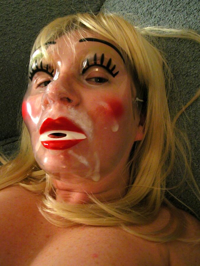 15P Tasty Trixie, amateur mature, modèle un masque couvert de sperme pendant une action sous la jupe.