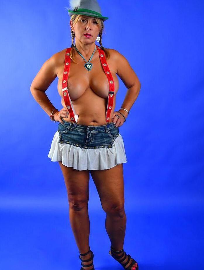 16P Chrissy rubia mayor desnuda juega con sus grandes tetas durante una sesión de fotos del Oktoberfest