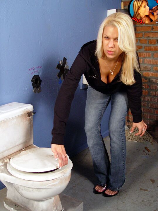 21P La MILF rubia Mia Bangg muestra sus curvas y se arrodilla para chupar una BBC en el Gloryhole