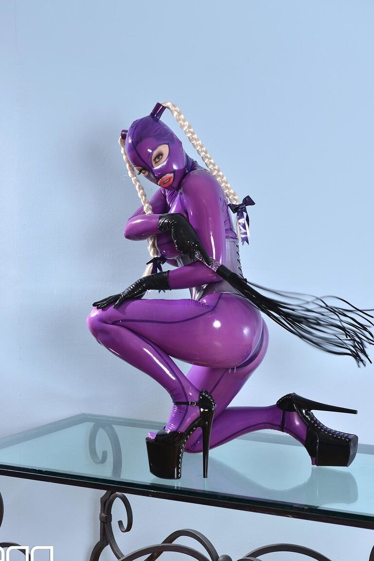 21P Die vollbusige blonde Latex-Lucy fickt sich durch ihr geöffnetes Latex-Outfit