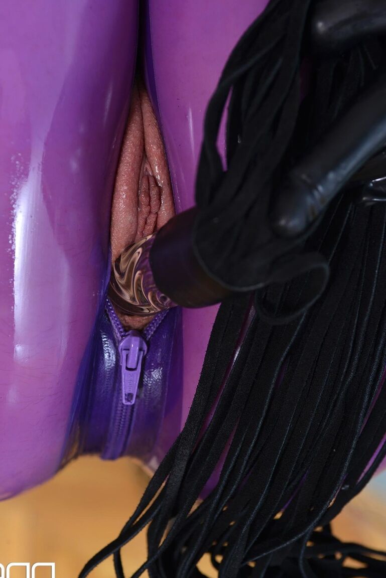21P Die vollbusige blonde Latex-Lucy fickt sich durch ihr geöffnetes Latex-Outfit