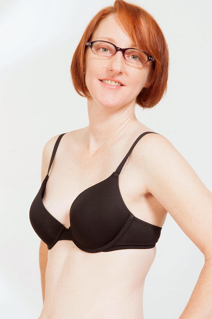 16P Older redhead Layla Redd takes off her jeans on way to posing nude