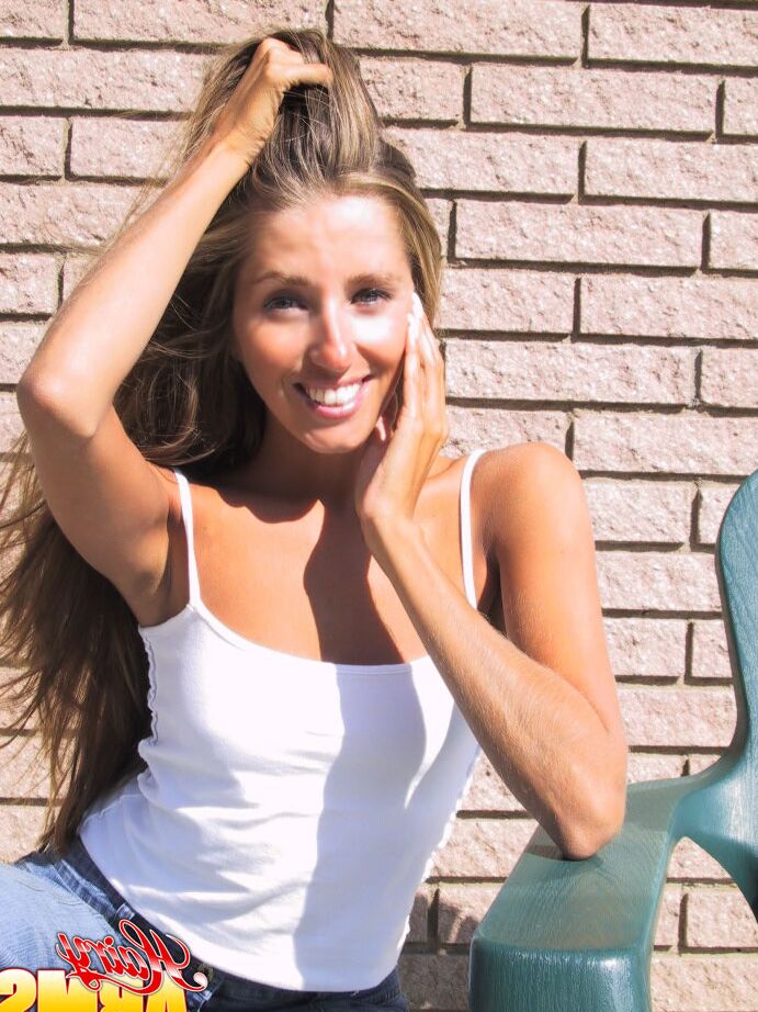 14P Le mannequin amateur Lori Anderson tire sur les poils de ses bras avec des ongles manucurés.