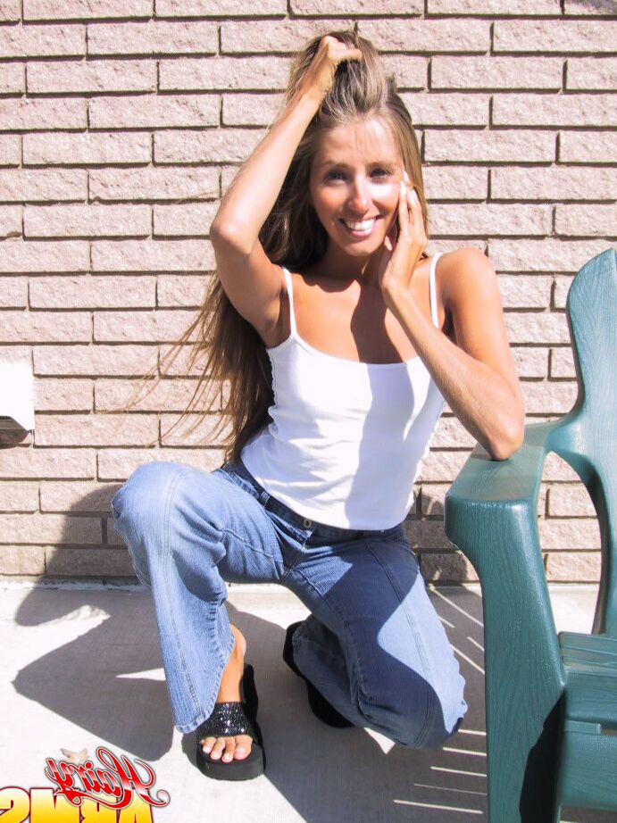 14P Le mannequin amateur Lori Anderson tire sur les poils de ses bras avec des ongles manucurés.