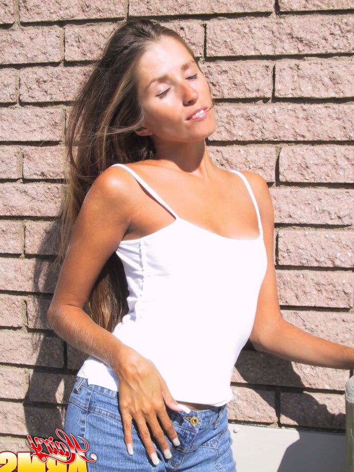 14P Le mannequin amateur Lori Anderson tire sur les poils de ses bras avec des ongles manucurés.
