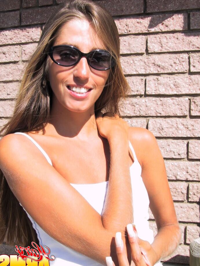 14P Le mannequin amateur Lori Anderson tire sur les poils de ses bras avec des ongles manucurés.