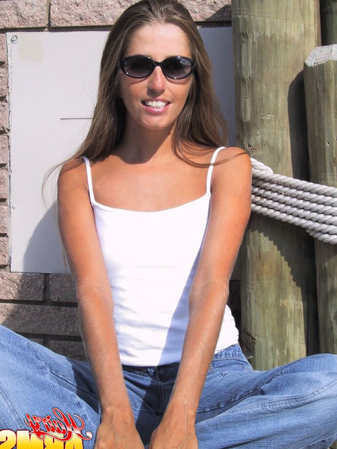 14P Le mannequin amateur Lori Anderson tire sur les poils de ses bras avec des ongles manucurés.
