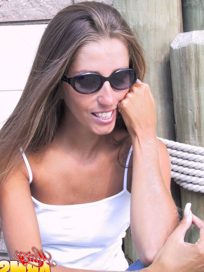 14P Le mannequin amateur Lori Anderson tire sur les poils de ses bras avec des ongles manucurés.