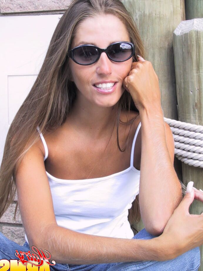 14P Le mannequin amateur Lori Anderson tire sur les poils de ses bras avec des ongles manucurés.