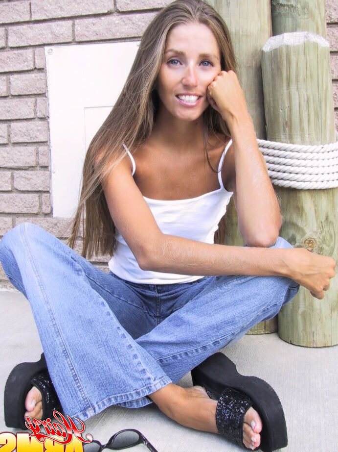 14P Le mannequin amateur Lori Anderson tire sur les poils de ses bras avec des ongles manucurés.