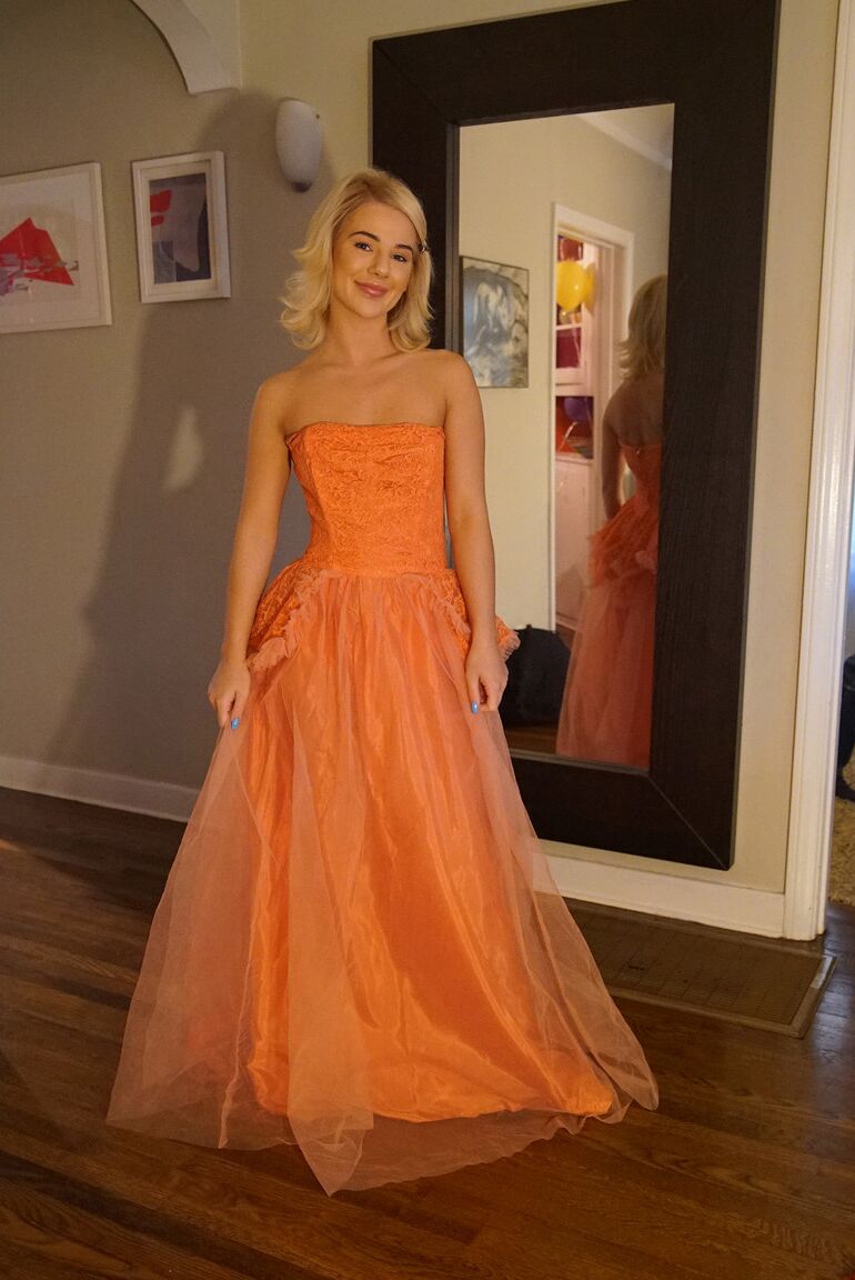 17P Hermosa adolescente rubia se baja su glamoroso vestido y muestra sus pequeñas tetas