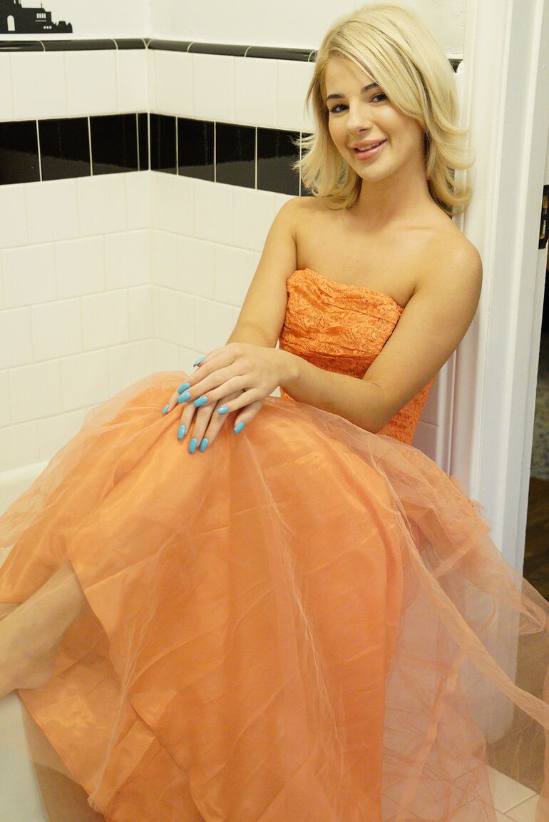 17P Hermosa adolescente rubia se baja su glamoroso vestido y muestra sus pequeñas tetas