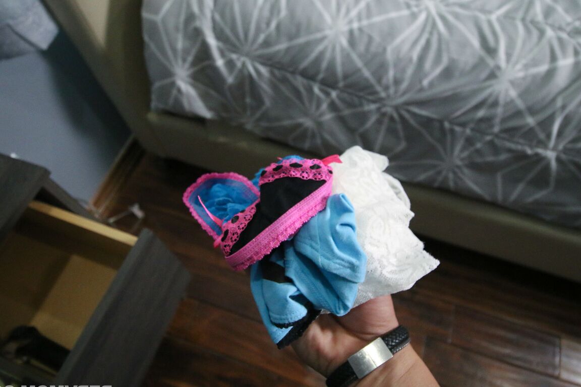 17P Mamá caliente pilla a su hijastro masturbándose en ropa interior