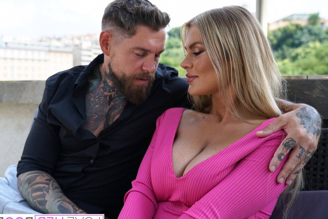 21P La impresionante rubia Zlata Shine es deshuesada y rociada con esperma en sus grandes tetas