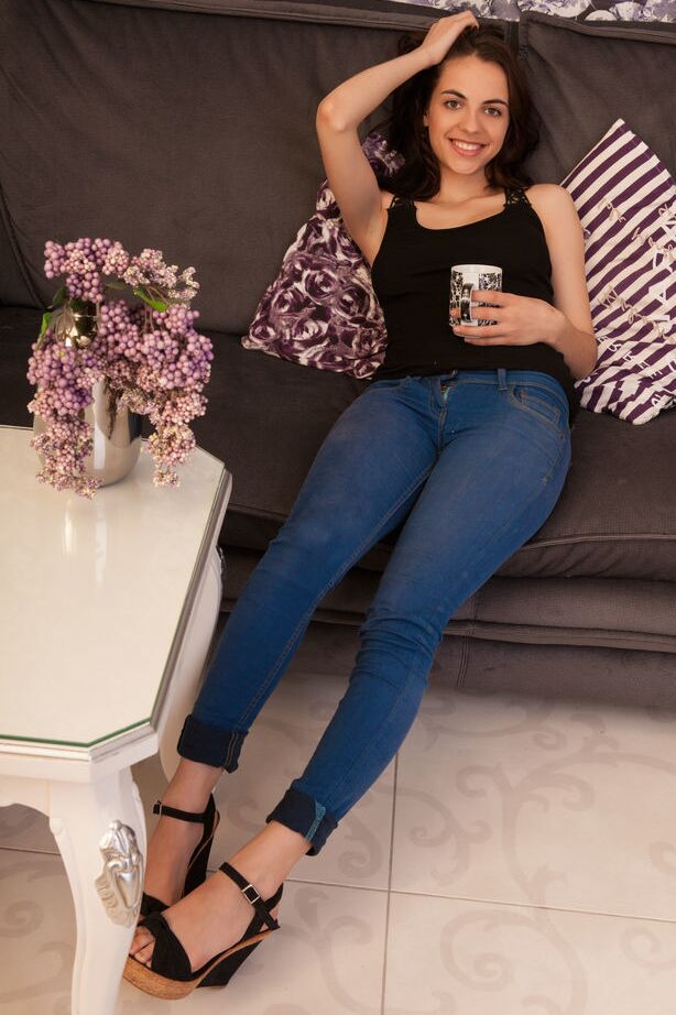 18P Mercedes morena magra tirando jeans para modelar completamente nua