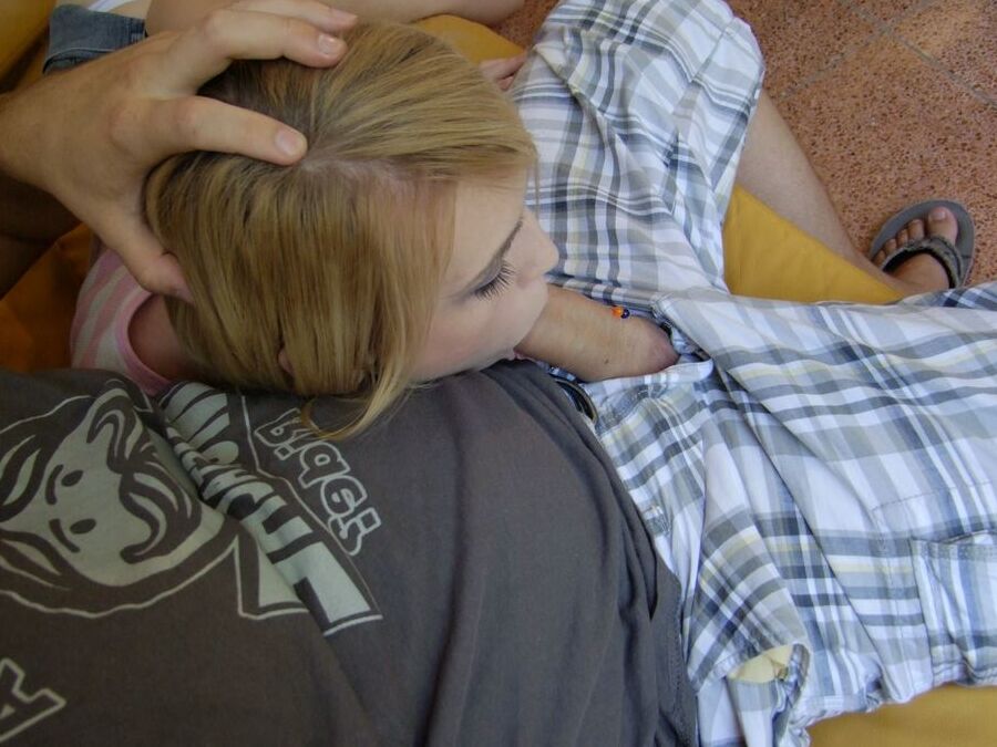 17P A esposa Emily compartilha o pau duro do marido com a adolescente gostosa Tatiana