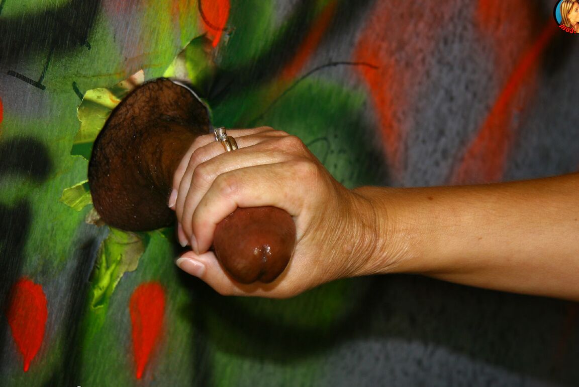 15P Amatuer MILF chupa una polla negra en el agujero de la gloria