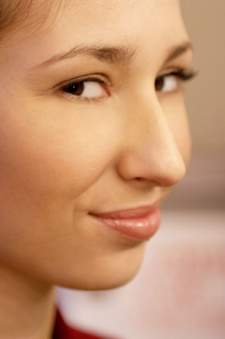 Die 17P-Brünette Shay Laren und ihre Freundin bereiten sich auf den Lesbenverkehr vor