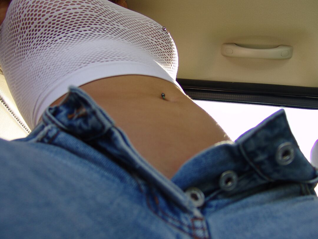 12P La chica amateur Nikki Sims expone su culo apretado con una camisa transparente y jeans