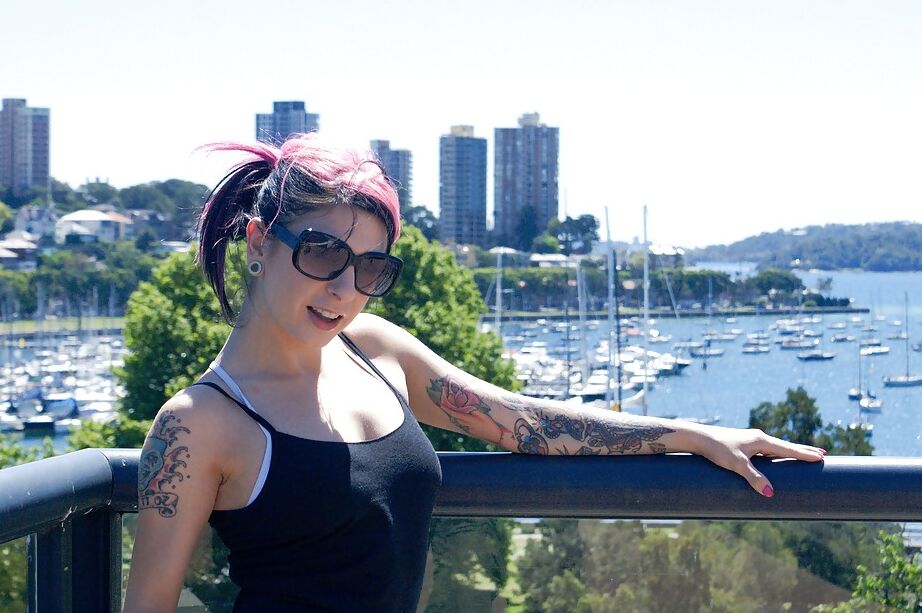 16P La caliente Joanna Angel muestra su cuerpo tatuado en una escena al aire libre