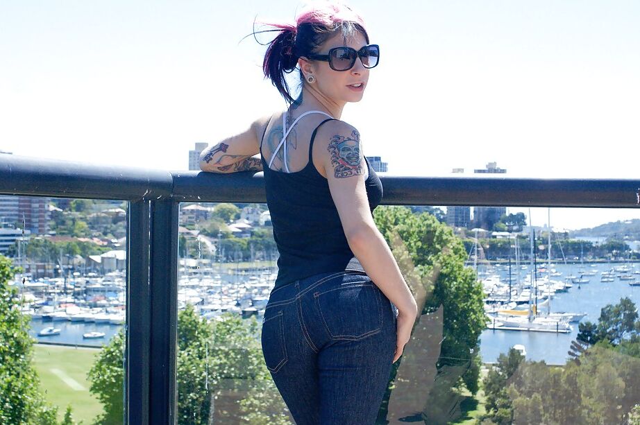 16P La caliente Joanna Angel muestra su cuerpo tatuado en una escena al aire libre