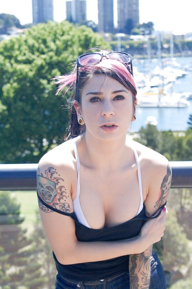 16P La caliente Joanna Angel muestra su cuerpo tatuado en una escena al aire libre