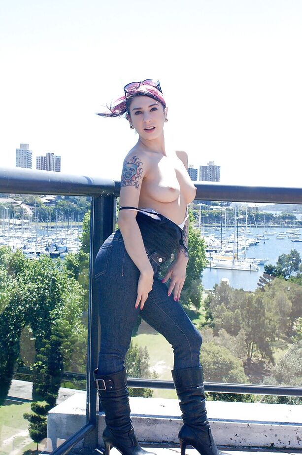 16P La caliente Joanna Angel muestra su cuerpo tatuado en una escena al aire libre