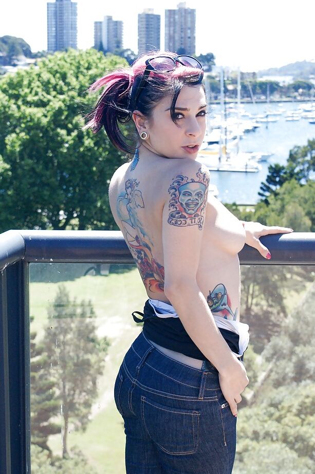 16P La caliente Joanna Angel muestra su cuerpo tatuado en una escena al aire libre