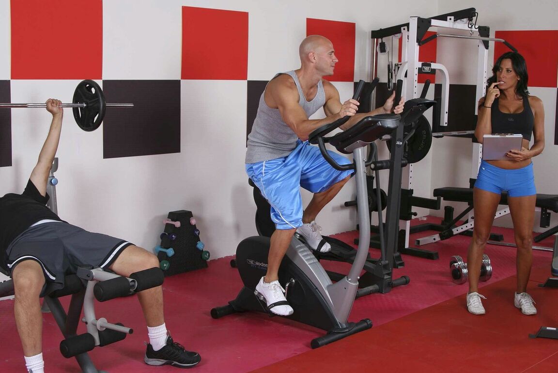 21P MILF morena con grandes tetas Lezley Zen embestida y jizzed en el gimnasio