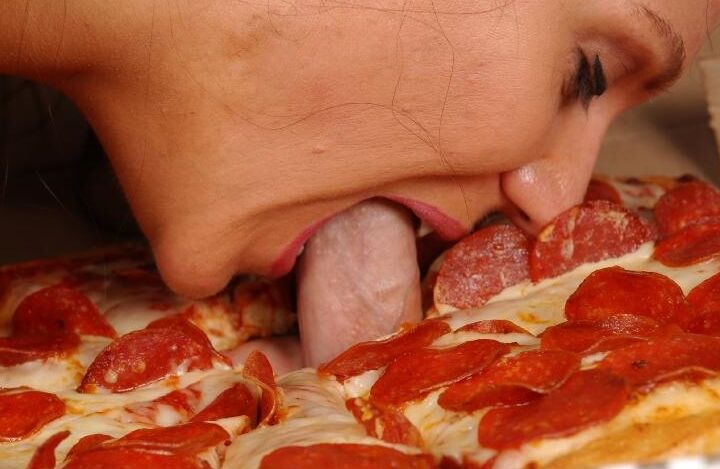 16P Juggy Latina MILF Elle Cee bläst und fickt den harten Schwanz eines glücklichen Pizzaboten