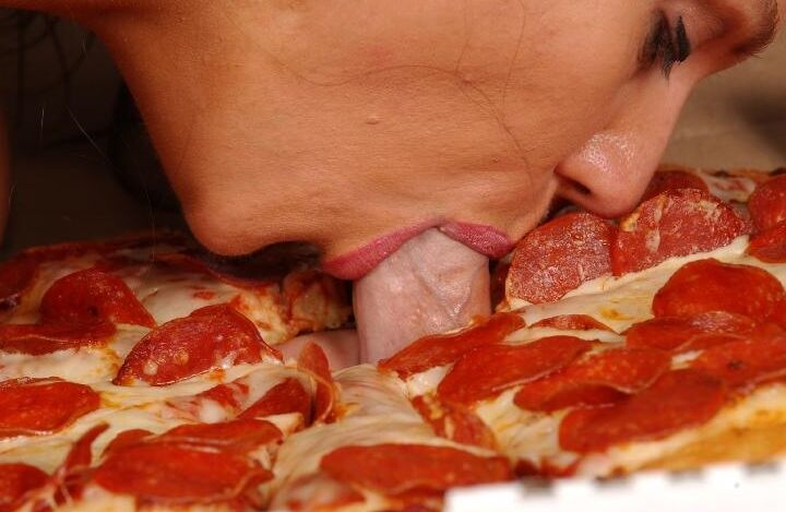 16P Juggy Latina MILF Elle Cee bläst und fickt den harten Schwanz eines glücklichen Pizzaboten