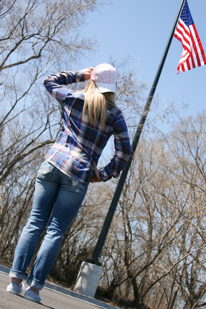 15P Blonde tomboy Meet Madden slips jeans over thong clad ass in a field