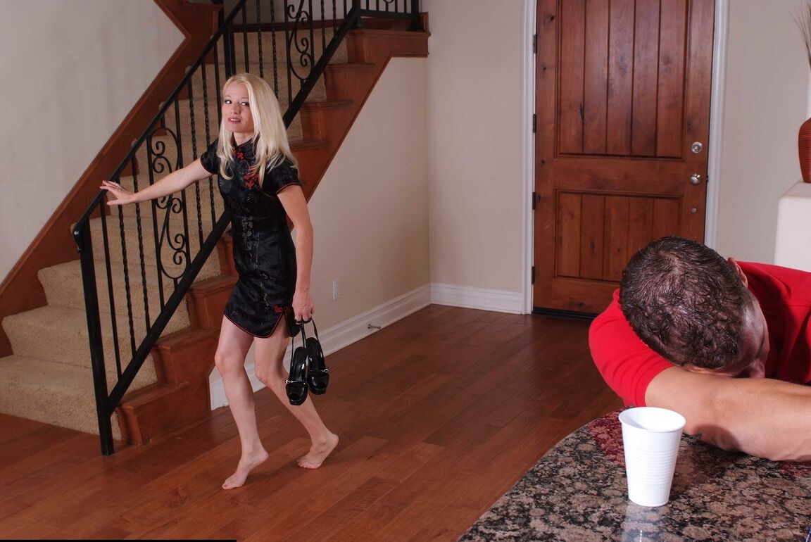 21P Blonde honey with a slim figure Heidi Hanson strips and gets fucked deeply
