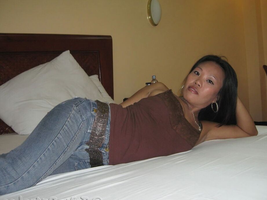 20P Une femme philippine d'âge moyen se déshabille totalement pour des poses nues sur le lit