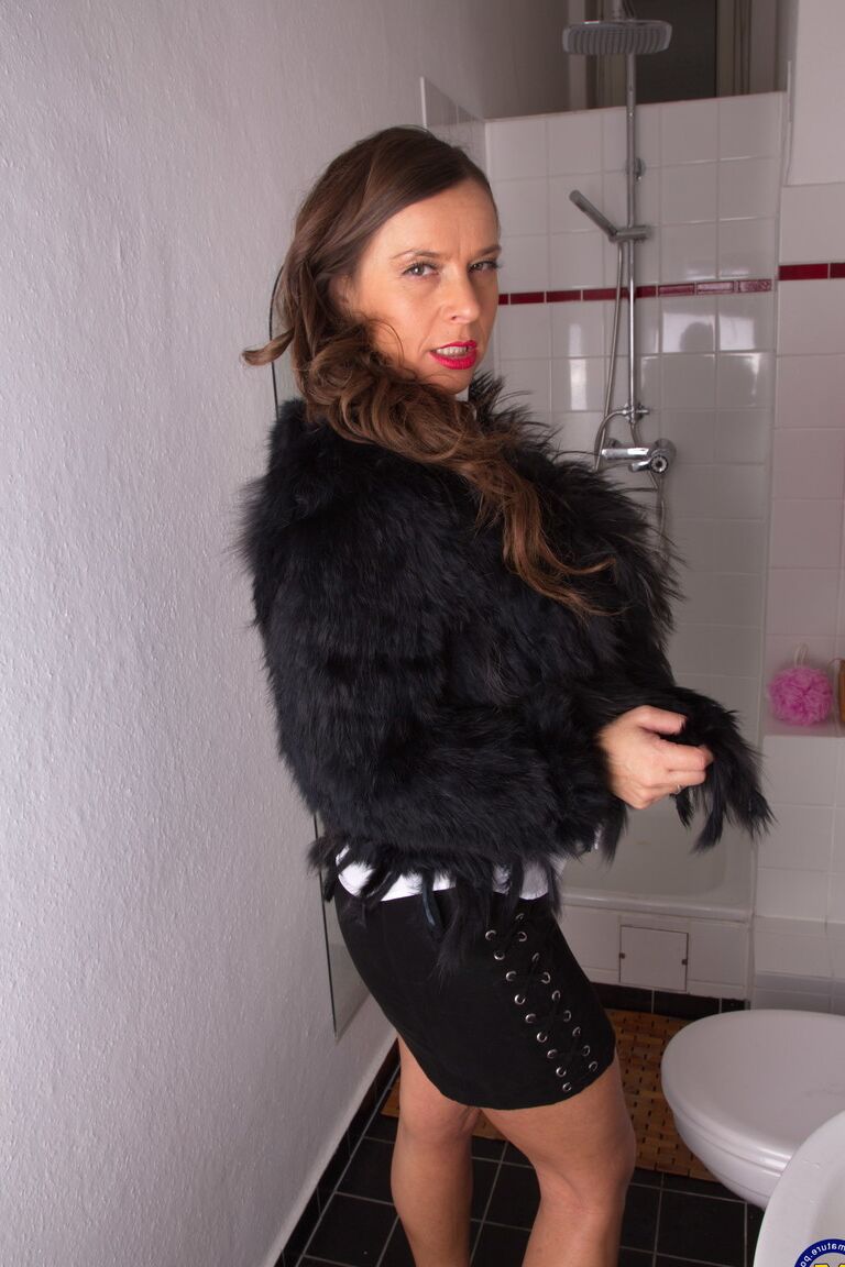 16P An unsatisfying date leaves this mature woman toying her twat in the shower